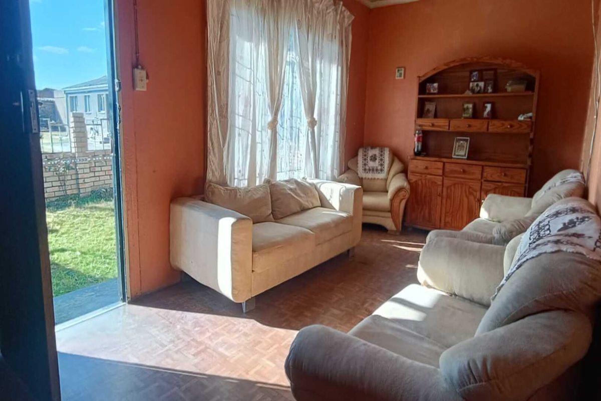 Dream Deal! Stylish 3-Bed with 3 Baths & Spacious Yard – Priced to Move - Photo 5