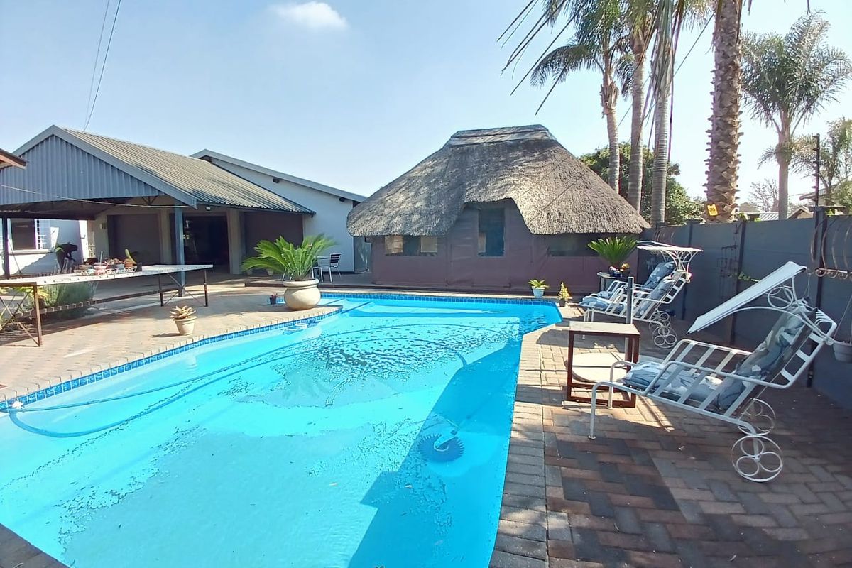 Beautiful, move-in ready, house for sale in Vaalpark prime area, ideal for the extended family - Photo 2