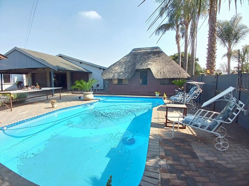 Beautiful, move-in ready, house for sale in Vaalpark prime area, ideal for the extended family - Photo 2