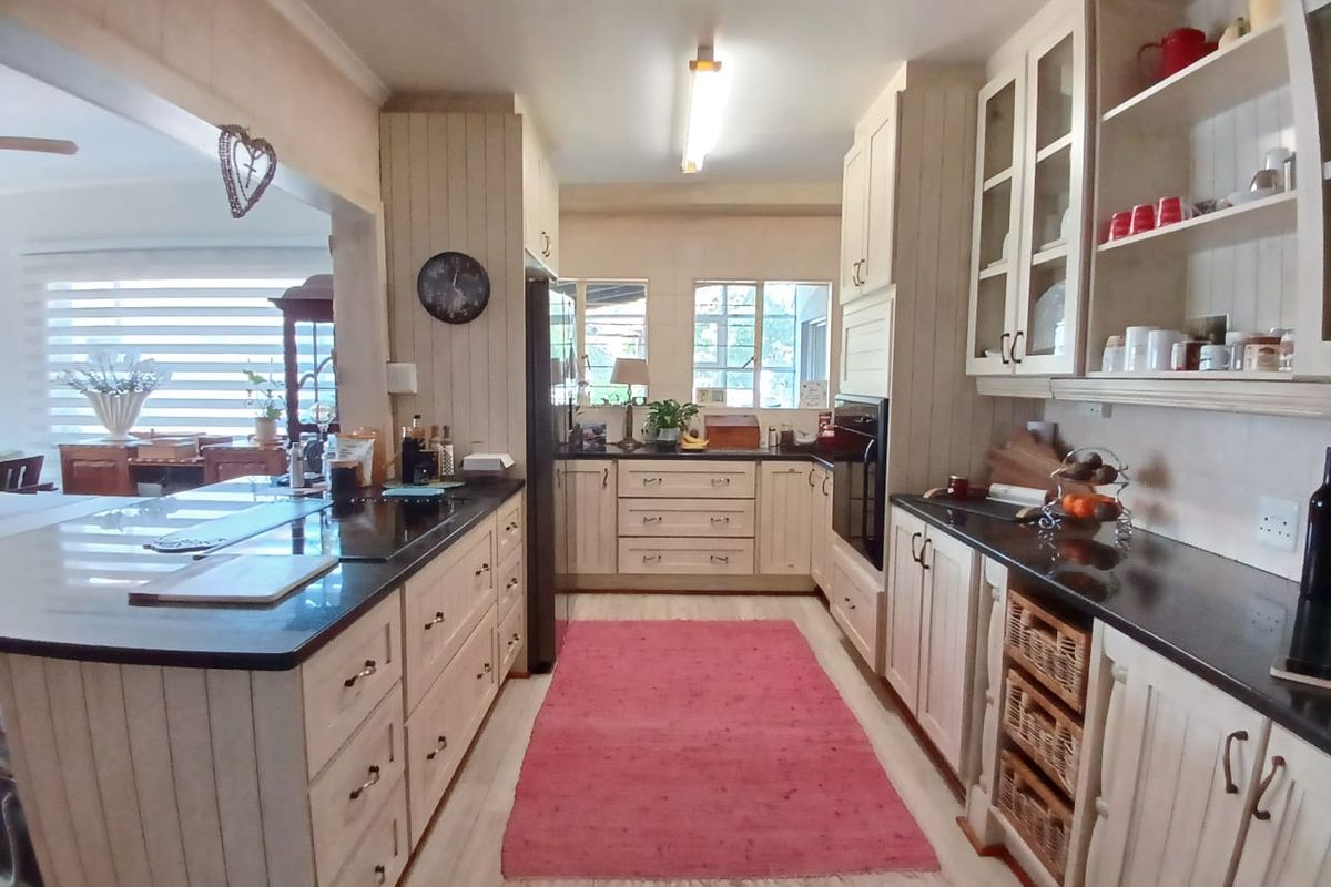 Beautiful, move-in ready, house for sale in Vaalpark prime area, ideal for the extended family - Photo 4