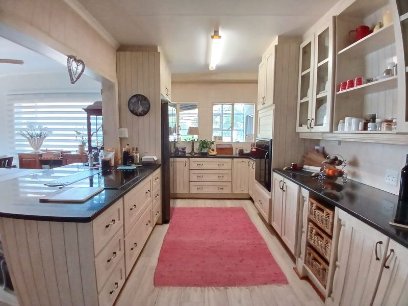 Beautiful, move-in ready, house for sale in Vaalpark prime area, ideal for the extended family - Photo 4