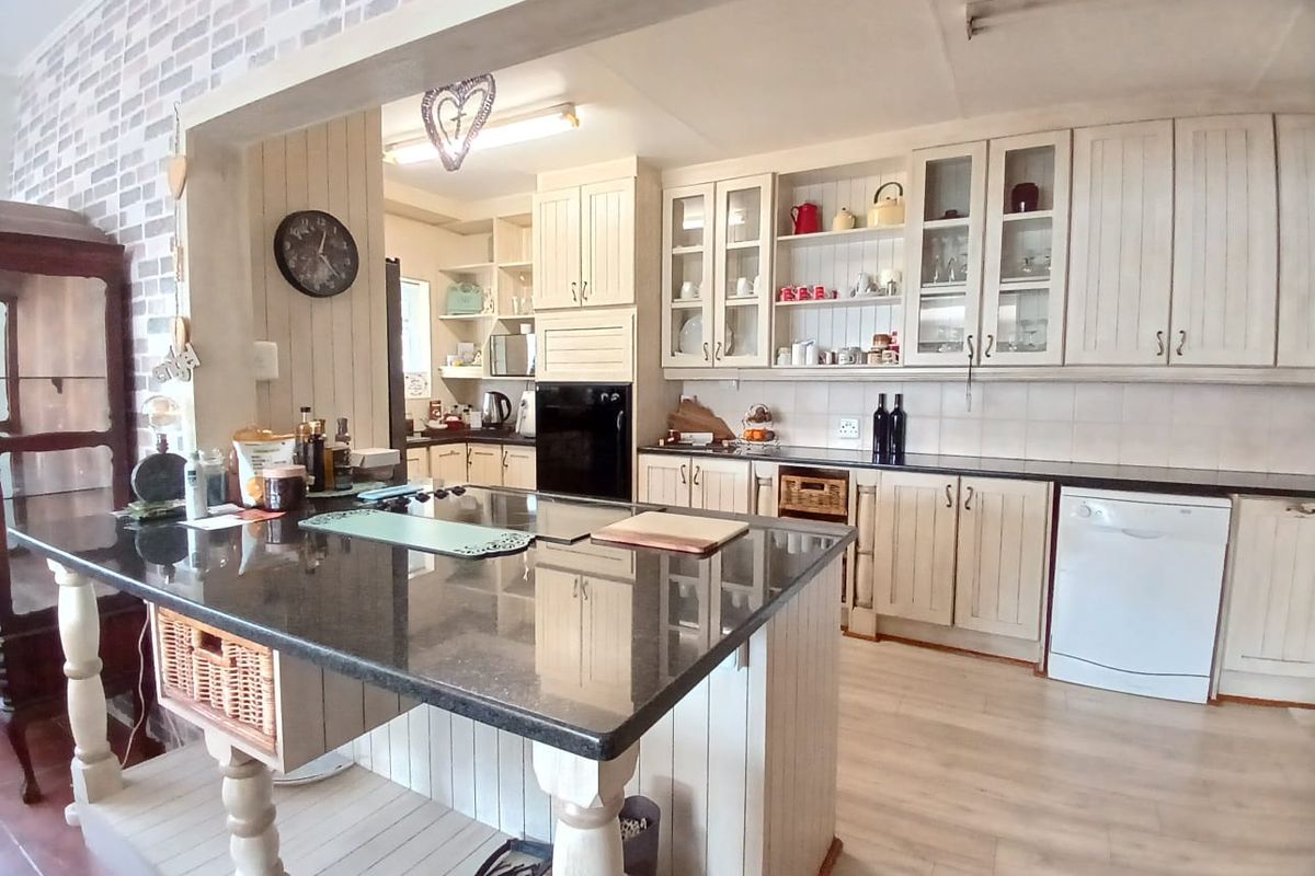 Beautiful, move-in ready, house for sale in Vaalpark prime area, ideal for the extended family - Photo 5