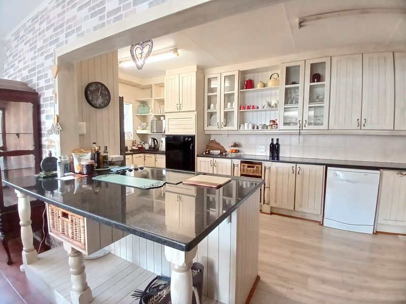 Beautiful, move-in ready, house for sale in Vaalpark prime area, ideal for the extended family - Photo 5