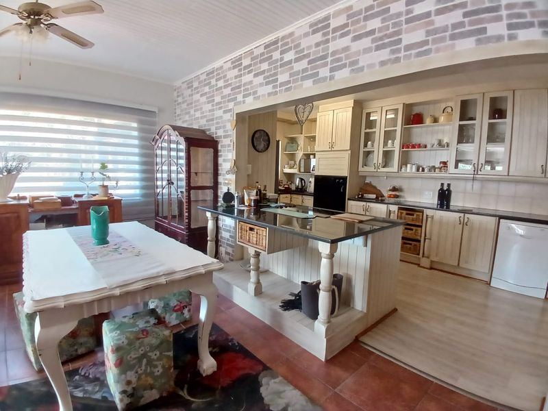 Beautiful, move-in ready, house for sale in Vaalpark prime area, ideal for the extended family - Photo 9
