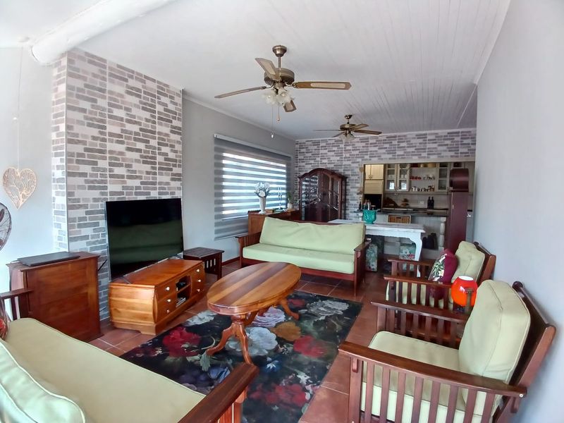 Beautiful, move-in ready, house for sale in Vaalpark prime area, ideal for the extended family - Photo 8