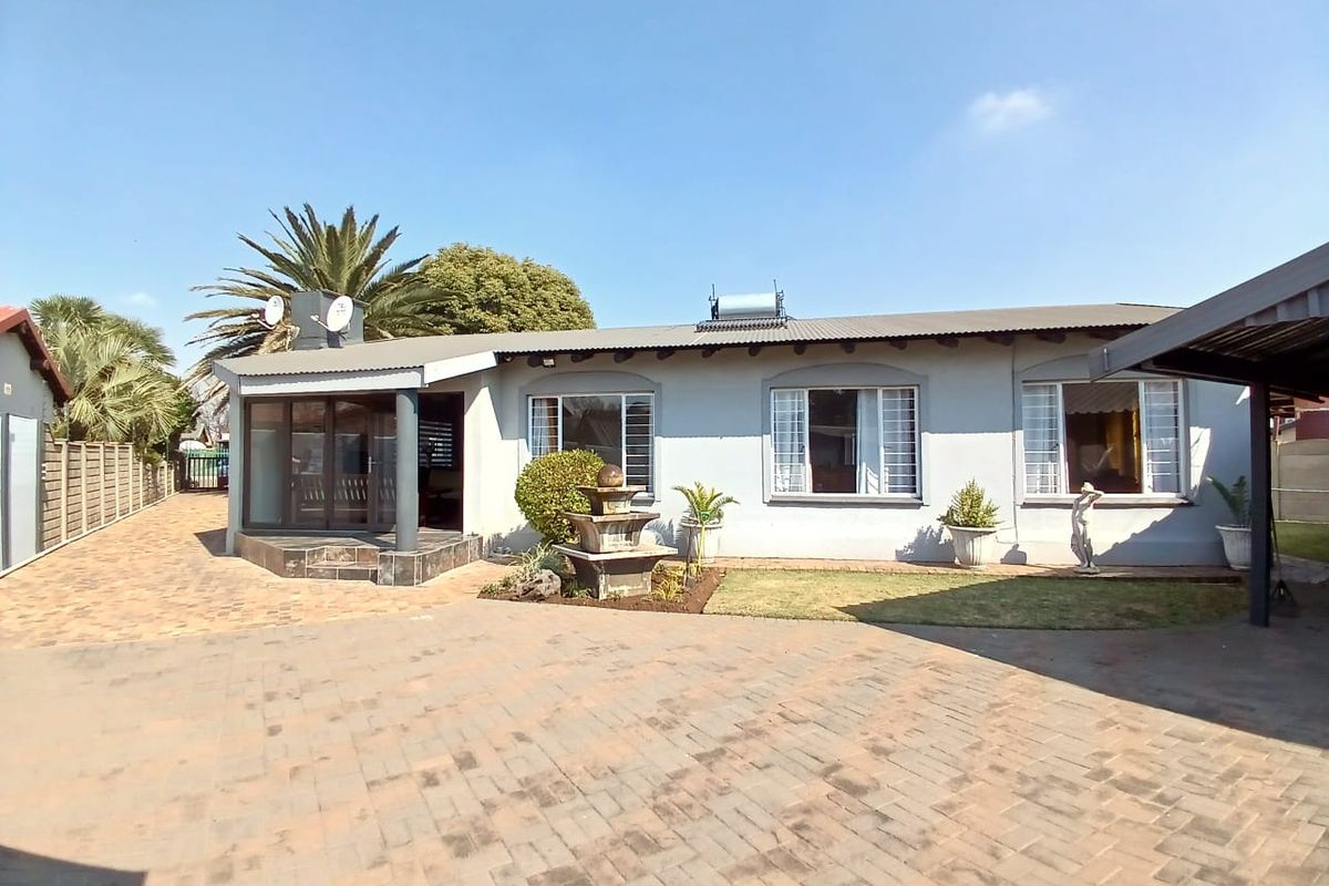 Beautiful, move-in ready, house for sale in Vaalpark prime area, ideal for the extended family - Photo 3