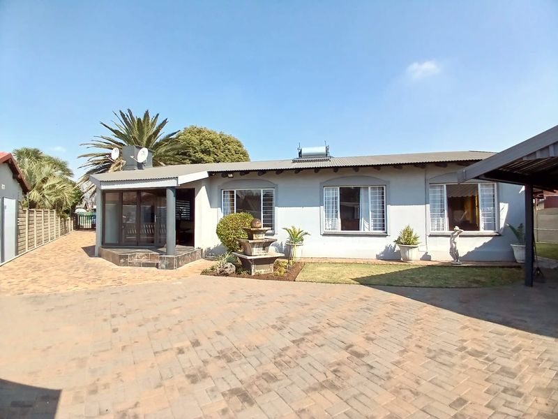 Beautiful, move-in ready, house for sale in Vaalpark prime area, ideal for the extended family - Photo 3