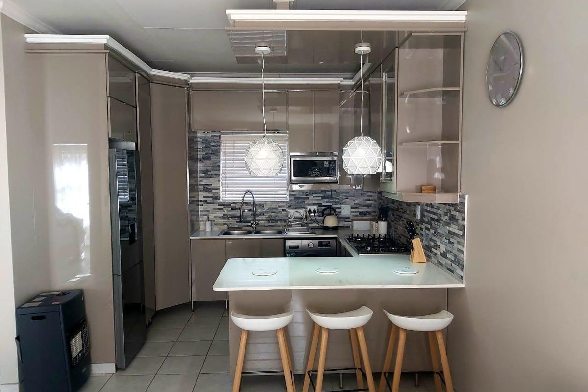 Modern 2-Bedroom Apartment in Secure Terra Nova Estate – Stylish, Low-Maintenance Living - Photo 2