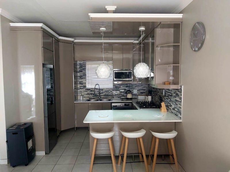 Modern 2-Bedroom Apartment in Secure Terra Nova Estate – Stylish, Low-Maintenance Living - Photo 2