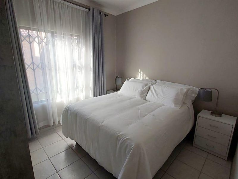 Modern 2-Bedroom Apartment in Secure Terra Nova Estate – Stylish, Low-Maintenance Living - Photo 5