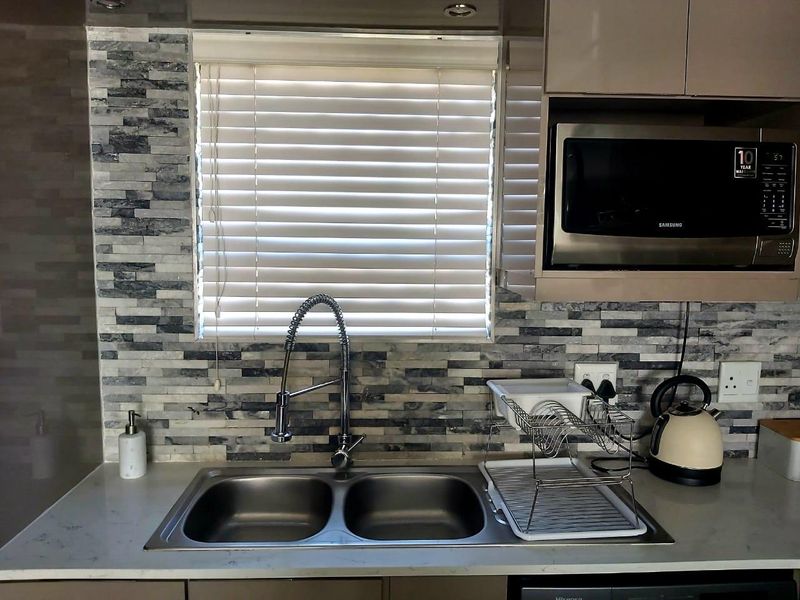 Modern 2-Bedroom Apartment in Secure Terra Nova Estate – Stylish, Low-Maintenance Living - Photo 4