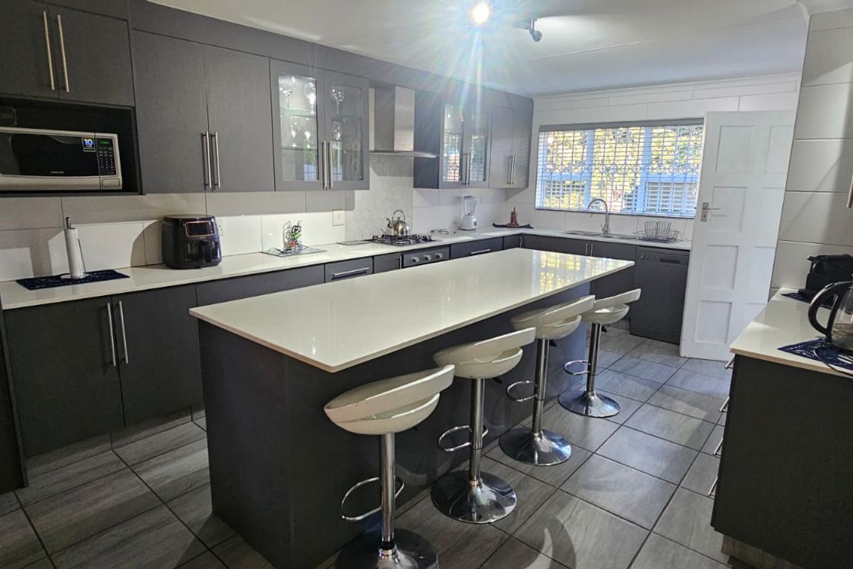 Stunning 3-Bedroom in Prime Location - Photo 2