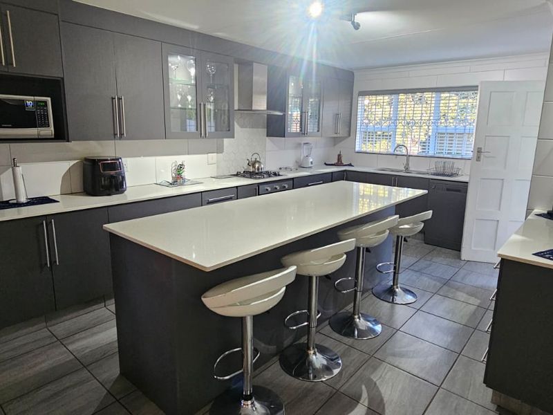 Stunning 3-Bedroom in Prime Location - Photo 2