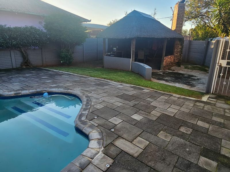 Stunning 3-Bedroom in Prime Location - Photo 1