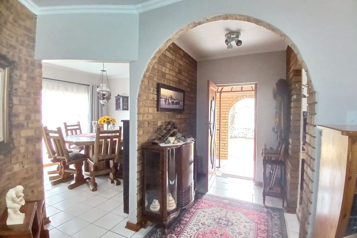 Modern, spacious, family house for sale in Sasolburg in popular area walking distance to shopping ma - Photo 3