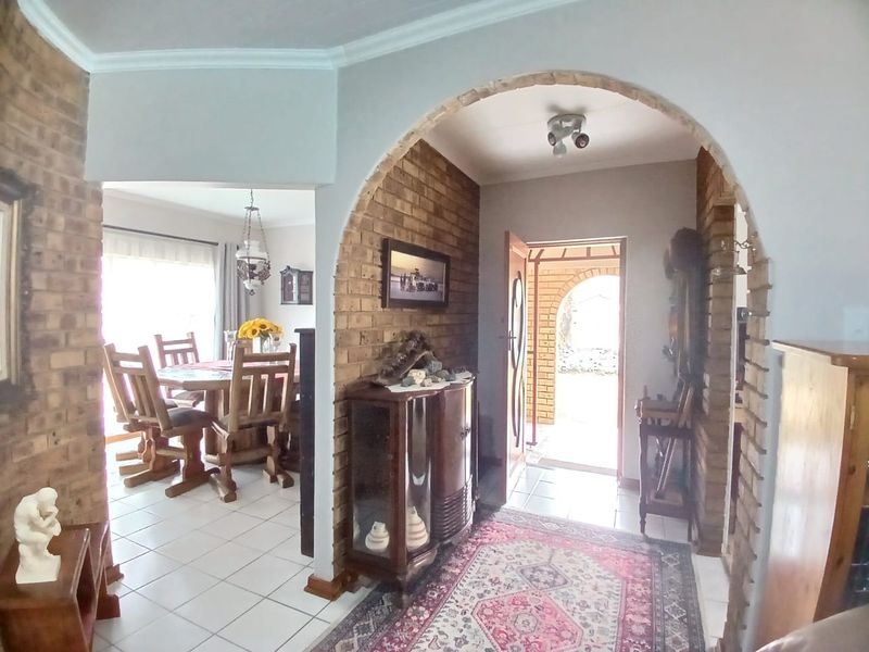 Modern, spacious, family house for sale in Sasolburg in popular area walking distance to shopping ma - Photo 3