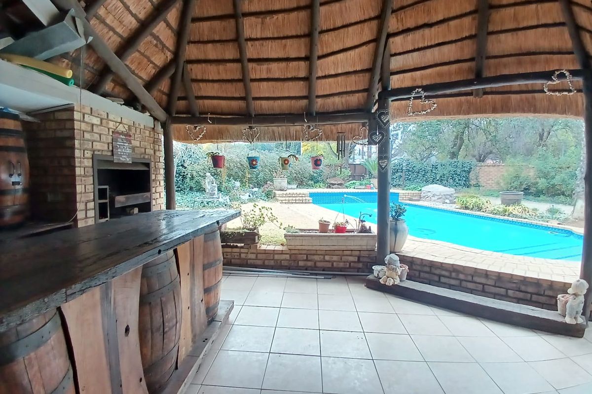 Modern, spacious, family house for sale in Sasolburg in popular area walking distance to shopping ma - Photo 2