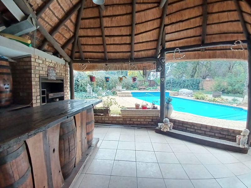 Modern, spacious, family house for sale in Sasolburg in popular area walking distance to shopping ma - Photo 2