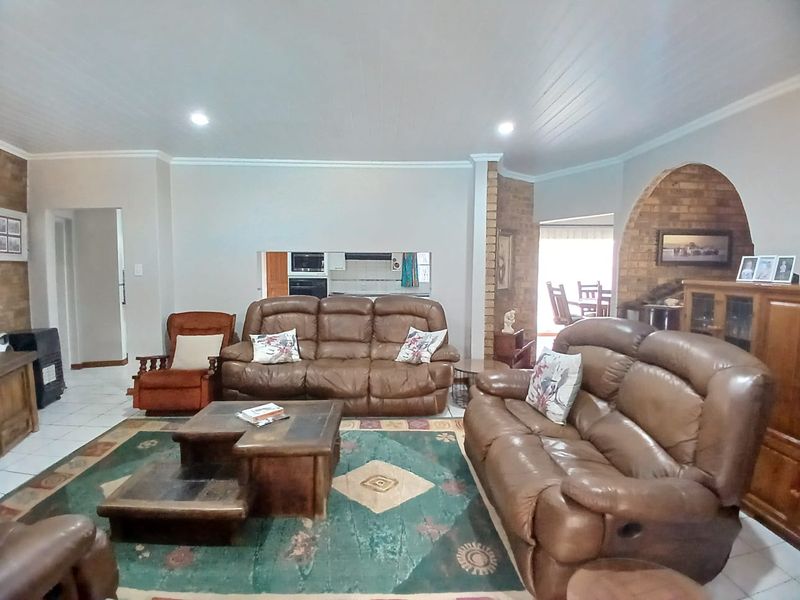 Modern, spacious, family house for sale in Sasolburg in popular area walking distance to shopping ma - Photo 10