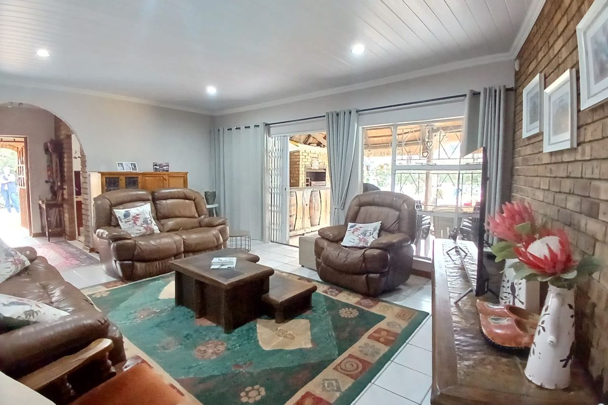 Modern, spacious, family house for sale in Sasolburg in popular area walking distance to shopping ma - Photo 4