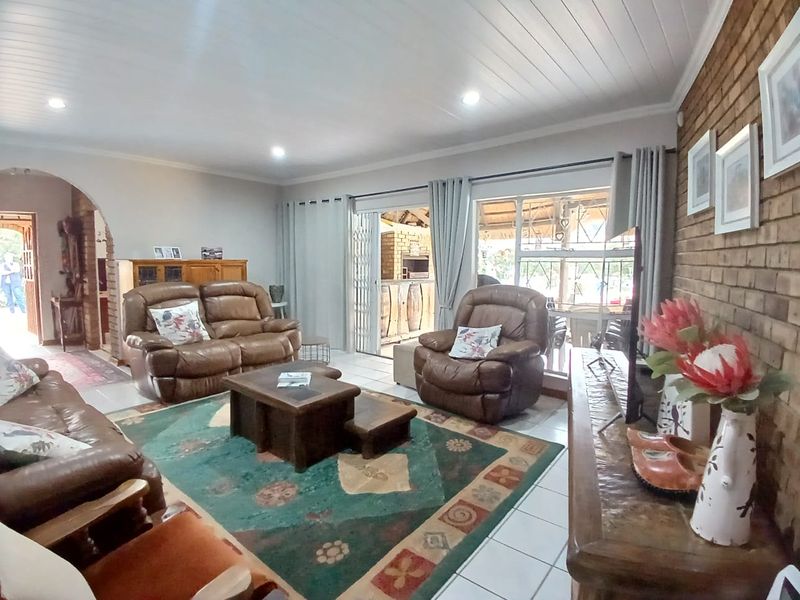 Modern, spacious, family house for sale in Sasolburg in popular area walking distance to shopping ma - Photo 4