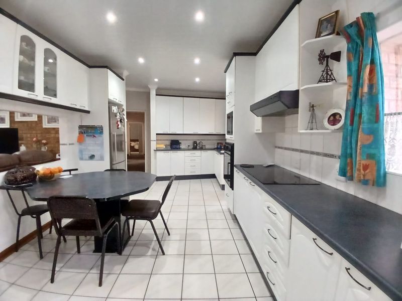 Modern, spacious, family house for sale in Sasolburg in popular area walking distance to shopping ma - Photo 9