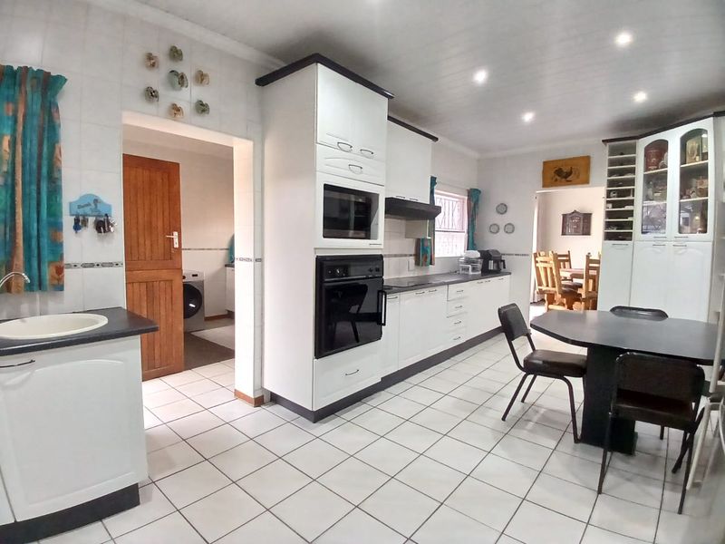 Modern, spacious, family house for sale in Sasolburg in popular area walking distance to shopping ma - Photo 8