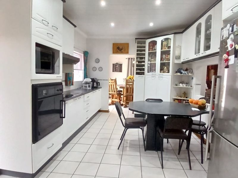 Modern, spacious, family house for sale in Sasolburg in popular area walking distance to shopping ma - Photo 6