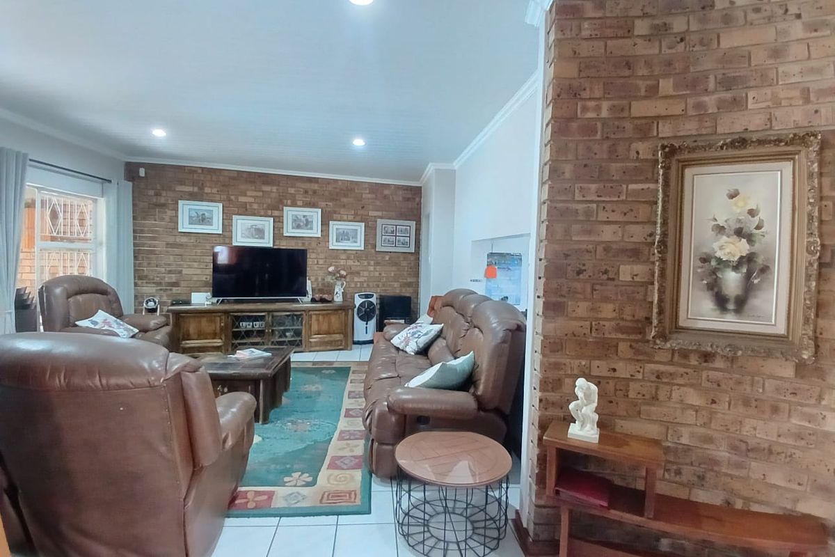 Modern, spacious, family house for sale in Sasolburg in popular area walking distance to shopping ma - Photo 5