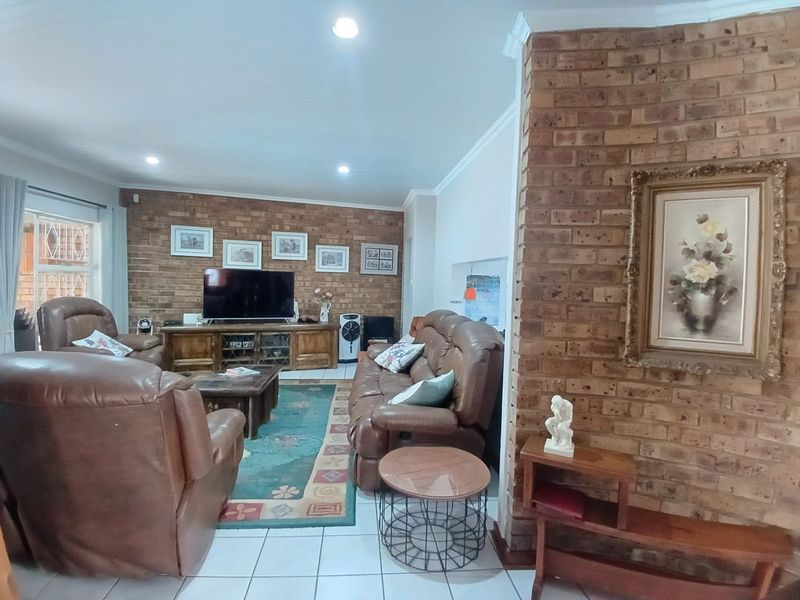 Modern, spacious, family house for sale in Sasolburg in popular area walking distance to shopping ma - Photo 5