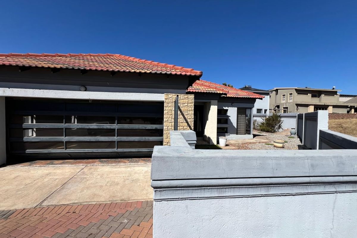 3 Bedroom in secure estate - Photo 3