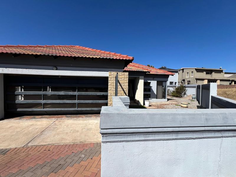 3 Bedroom in secure estate - Photo 3