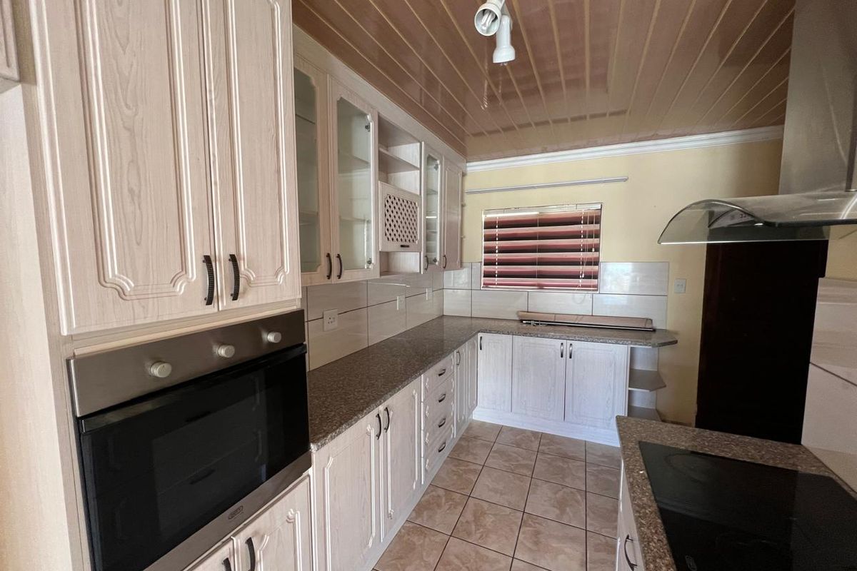 3 Bedroom in secure estate - Photo 4