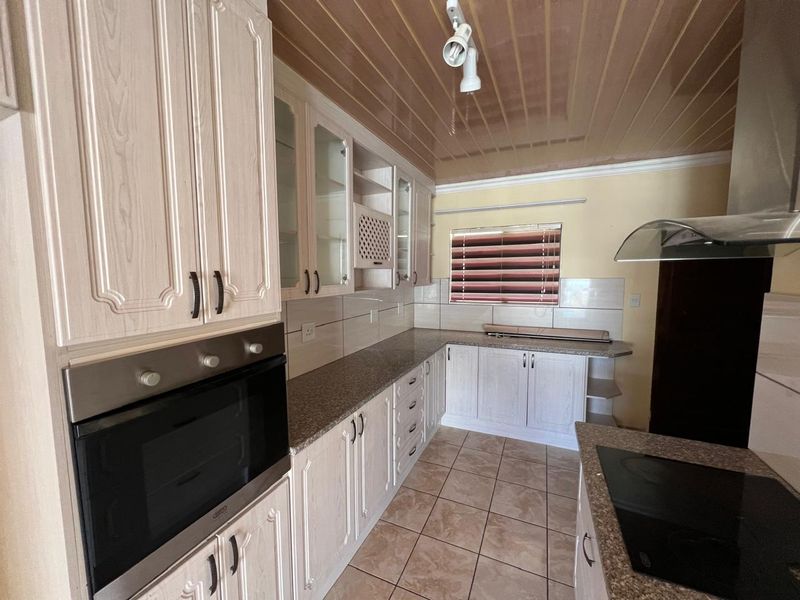 3 Bedroom in secure estate - Photo 4