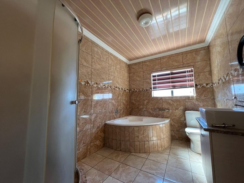 3 Bedroom in secure estate - Photo 6