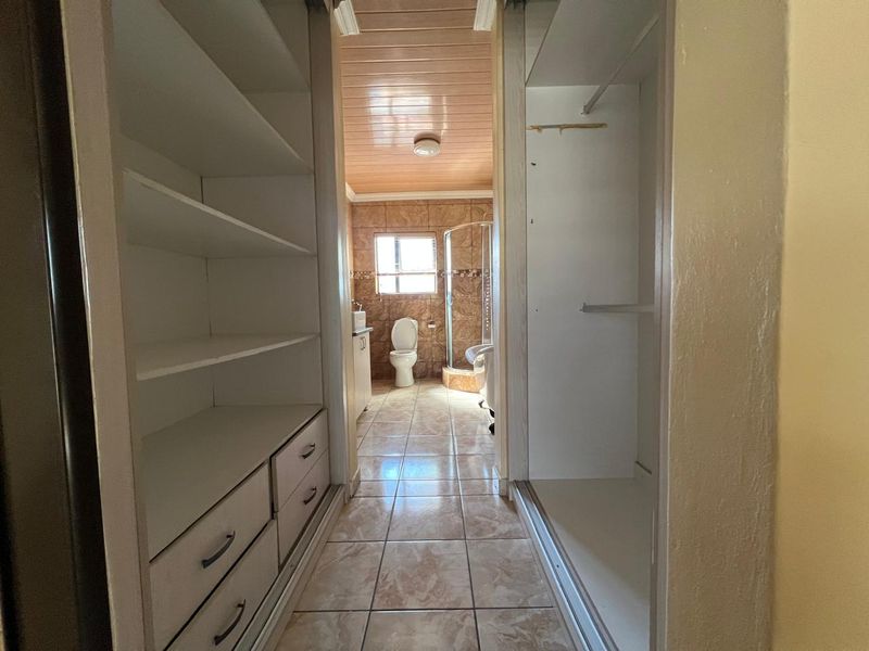 3 Bedroom in secure estate - Photo 8