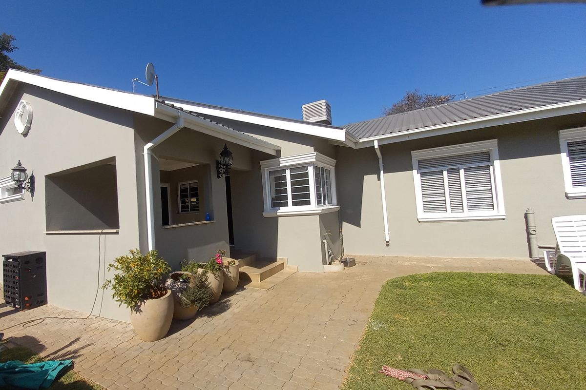 Welcome to Pretoria North, where luxury living meets convenience. - Photo 2