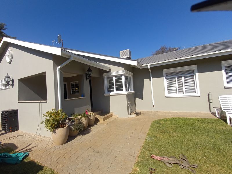 Welcome to Pretoria North, where luxury living meets convenience. - Photo 2