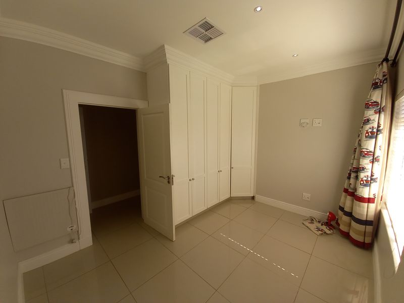 Welcome to Pretoria North, where luxury living meets convenience. - Photo 8