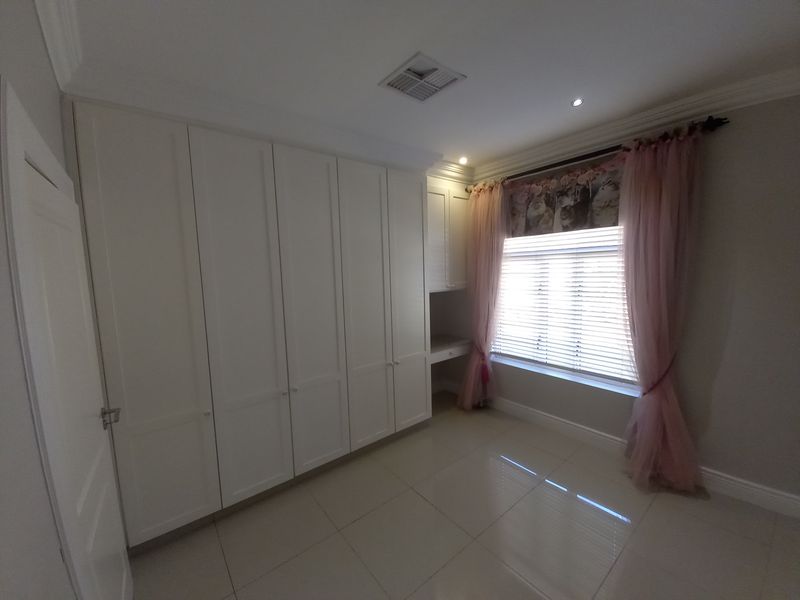 Welcome to Pretoria North, where luxury living meets convenience. - Photo 5