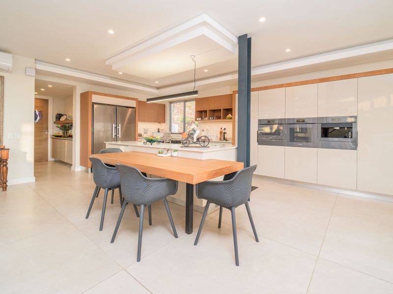 Seamless Luxury Living Meets Captivating Beauty - Photo 5