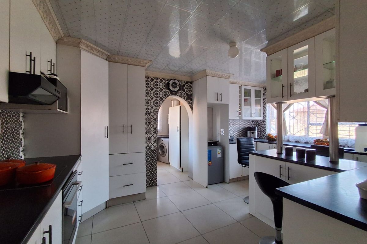 MEGA 5 Bedroom Family Home in Waldrift Vereeniging up for grabs - Well maintained simply move in. - Photo 4