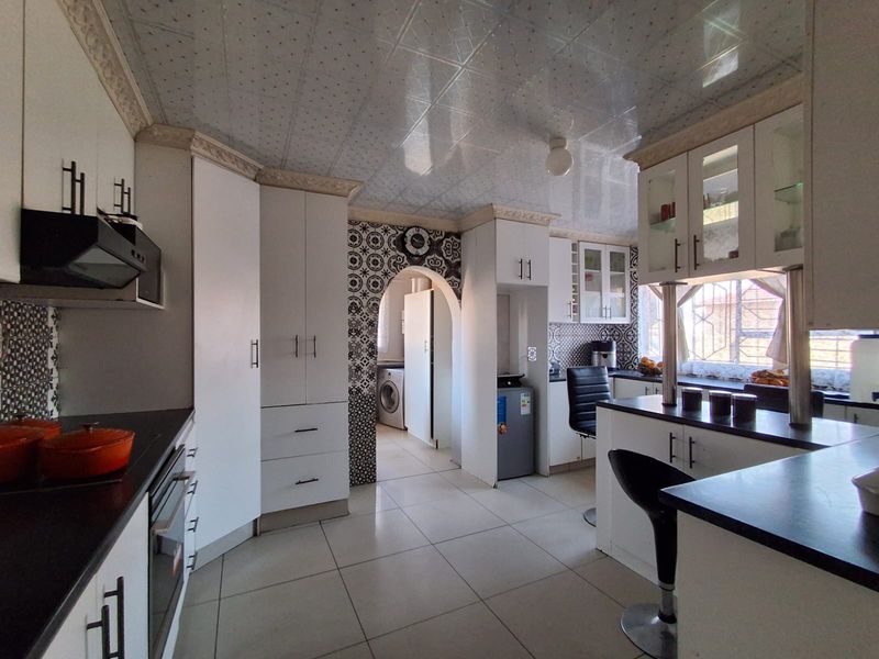 MEGA 5 Bedroom Family Home in Waldrift Vereeniging up for grabs - Well maintained simply move in. - Photo 4