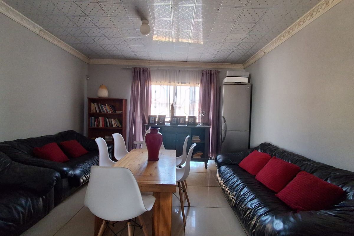 MEGA 5 Bedroom Family Home in Waldrift Vereeniging up for grabs - Well maintained simply move in. - Photo 2