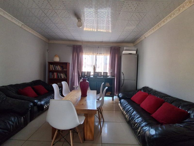 MEGA 5 Bedroom Family Home in Waldrift Vereeniging up for grabs - Well maintained simply move in. - Photo 2