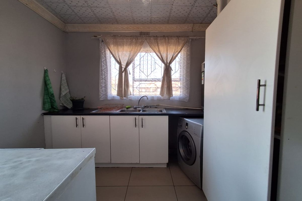 MEGA 5 Bedroom Family Home in Waldrift Vereeniging up for grabs - Well maintained simply move in. - Photo 5