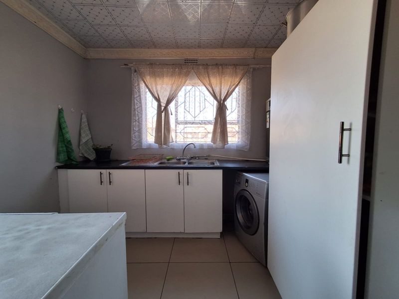 MEGA 5 Bedroom Family Home in Waldrift Vereeniging up for grabs - Well maintained simply move in. - Photo 5