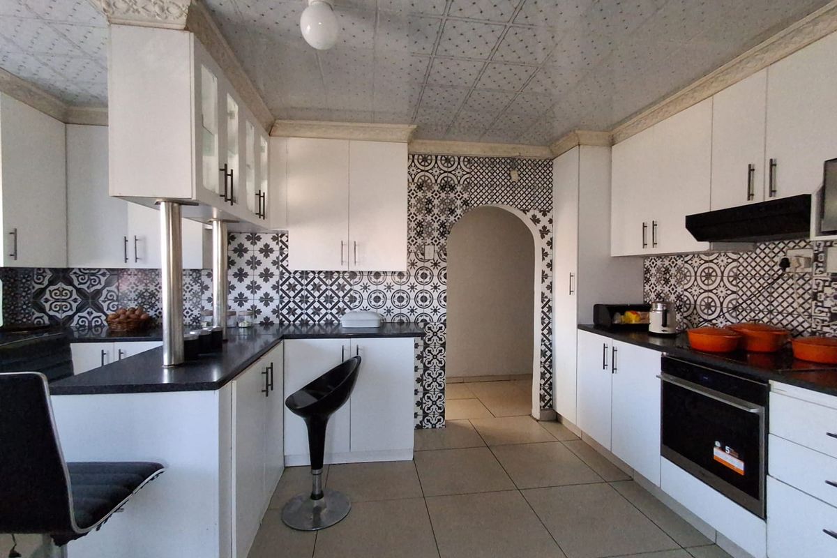 MEGA 5 Bedroom Family Home in Waldrift Vereeniging up for grabs - Well maintained simply move in. - Photo 3