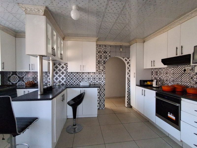 MEGA 5 Bedroom Family Home in Waldrift Vereeniging up for grabs - Well maintained simply move in. - Photo 3