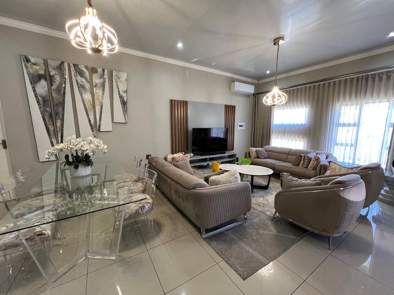 Elegant Family Home in Prestigious Woodhill Estate - Photo 5